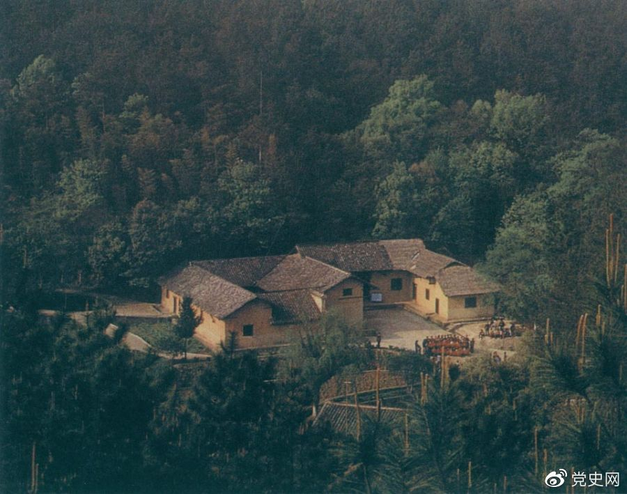 毛澤東故居&mdash;&mdash;湖南省湘潭縣韶山?jīng)_上屋場(chǎng)。1893年12月26日，毛澤東在這里誕生。